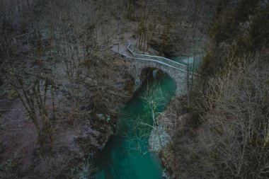 Nadige ya da Nadiza nehri üzerinde eski Napolyon köprüsü denilen güzel bir taş köprü. Soğuk sonbahar ortamı içinde büyülü taş köprü. Hava aracı fotoğrafı..