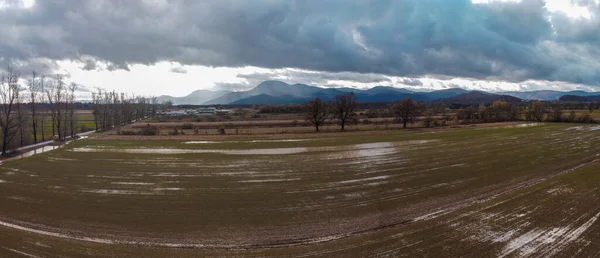 高瞻远瞩地灌溉农田 欧洲中部秋天的雨季 可以俯瞰被洪水淹没的田野和草地 — 图库照片