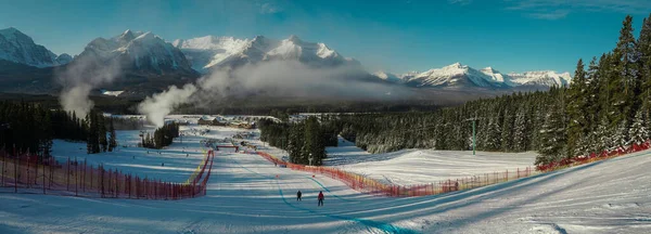 Vista Panorâmica Área Chegada Lake Louise Estância Esqui Com Rochas — Fotografia de Stock