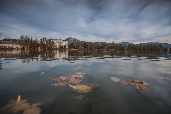 Kallt Höstpanorama Över Schloss Leopoldskron Och Leopoldskroner Weiher Salzburg Österrike — Stockfoto