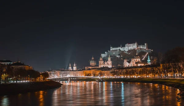 Éjszakai Panoráma Vagy Éjszakai Táj Salzburg Városáról Egy Hideg Őszi — Stock Fotó