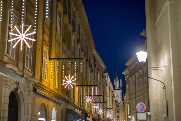 Ratusz Lub Rathaus Salzburga Jest Postrzegany Końcu Ruchliwej Ulicy Miasta — Zdjęcie stockowe