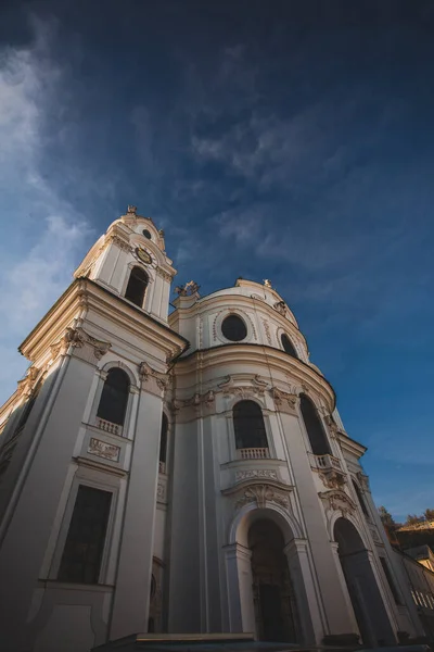 Fachada Kollegienkirche Salzburgo Mirando Desde Abajo Hacia Uno Los Campanarios — Foto de Stock