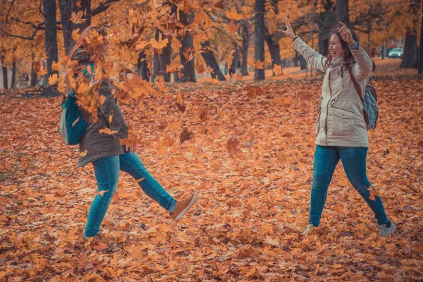 Due Donne Lanciano Foglie Autunnali Aria Nella Romantica Foresta Due — Foto Stock