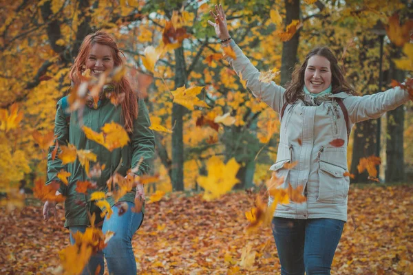 Duas Mulheres Jogando Folhas Outono Floresta Romântica Duas Raparigas Brincar — Fotografia de Stock