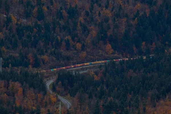 Ein Containerzug Schlängelt Sich Durch Den Herbstwald Der Slowenischen Region — Stockfoto