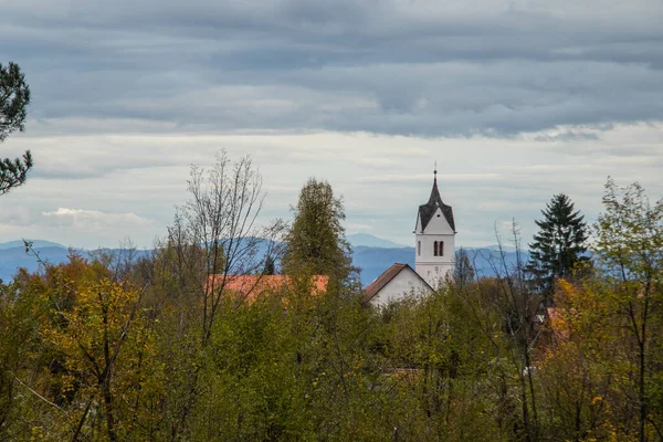 Régi Templom Falu Kuren Közel Vrhnika Szlovénia Emelkedik Fel Tetejéről — Stock Fotó