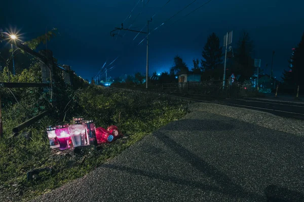 Група Свічок Стоять Поруч Пішохідним Поїздом Перетинає Місце Вночі Стався — стокове фото