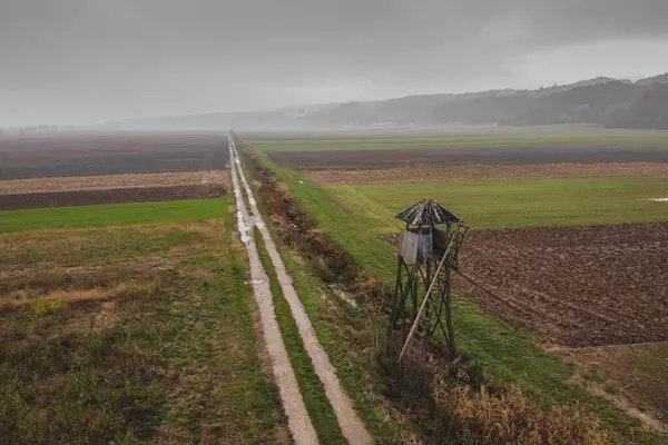 Jägerturm Oder Häuschen Auf Einem Großen Feld Einem Nebligen Tag — Stockfoto