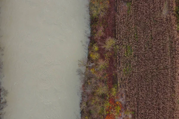 Beyaz Bulanık Nehir Yanındaki Tarlaların Havadan Görünüşü Sonbaharda Bir Nehrin — Stok fotoğraf