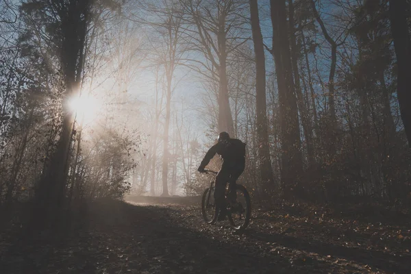 Motociclista Montanha Única Andando Momento Épico Com Raios Sol Brilhando — Fotografia de Stock