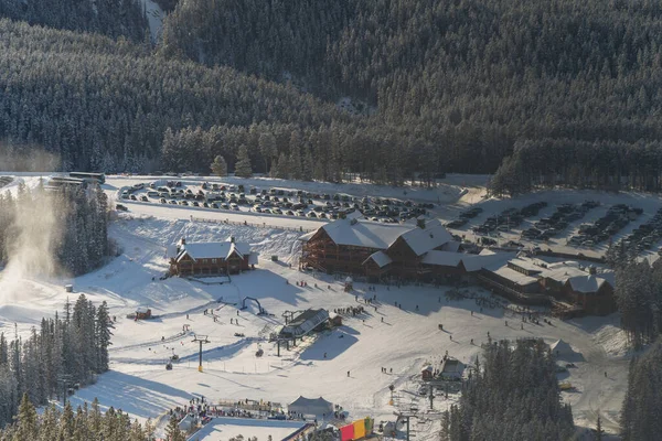レイクルイーズスキー場のロッジやシャレーの空中ビュー晴れた寒い冬の日に底 — ストック写真
