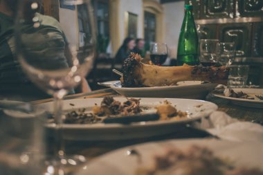 Restoranda domuz budu artığı. Geleneksel bir restoranda büyük bir ziyafetin ardından ya da katliam..