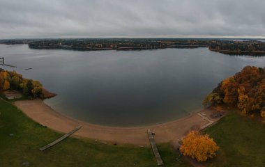 Soğuk bulutlu bir sonbahar gününde, Hasselby ipliğinde Stockholm 'e yakın tipik bir İsveç plajı ya da sahili. Stockholm civarındaki popüler bir plajın insansız hava aracı panoraması.