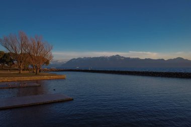 Küçük bir marinadaki huzurlu sular ya da gelgit bariyerinin arkasındaki yat kulübü ya da dalga kırıcı..