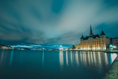 Stockholm, İsveç 'te sonbaharda bulutlu romantik bir gecede Rigdarholmen ve Gamla Stan' in uzun süre pozlanması.