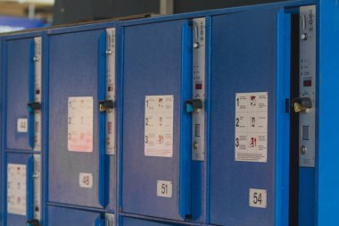 İsviçre 'de bilinmeyen bir istasyonda mavi renkli tren istasyonları..