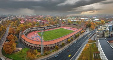 Stockholm 'deki bir stadyumun sonbaharda bulutlu bir günde hava aracı panoraması