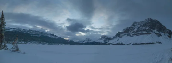 加拿大包湖市冬季清晨的广阔山脉全景 日出时冰封的湖景 — 图库照片