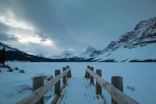 多雪寒冷的冬天 日出时分 在加拿大的包湖畔 美丽的景色笼罩着清晨 — 图库照片
