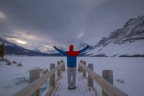 Adam Kanada Alberta Daki Bow Gölü Nün Ahşap Köprüsünde Ellerini — Stok fotoğraf