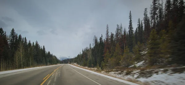 Foto Panorâmica Uma Estrada Asfalto Deserto Canadense Dia Frio Final — Fotografia de Stock