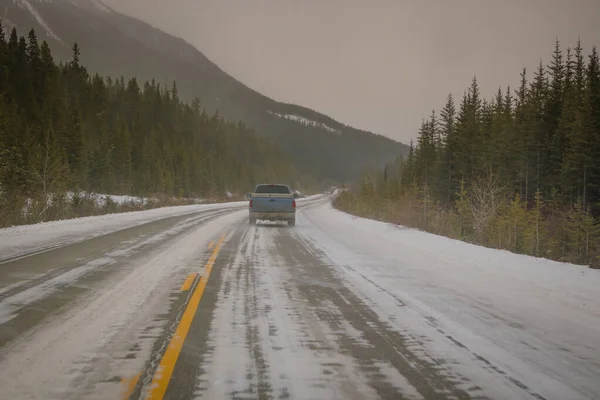 カナダの山々を介して道路の旅 ジャスパーからレイクルイーズへの冬の季節の道路の景色を楽しむ — ストック写真