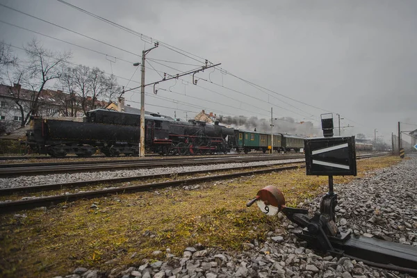 Старий Старовинний Паровий Поїзд Чорним Локомотивом Працює Малою Потужністю Залізничній — стокове фото