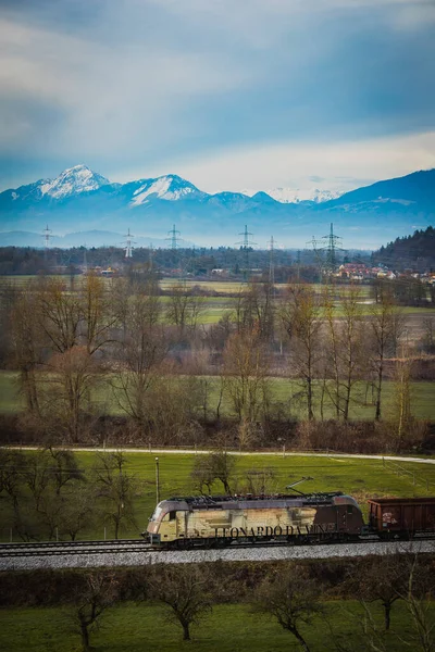 Ljubljana Slovenia 2019 莱昂纳多达芬奇的现代电力机车正在把一列货运列车拖过宏伟的风景 — 图库照片