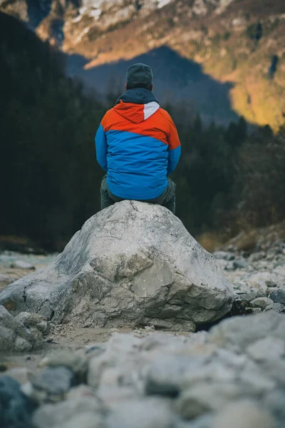 Vue Une Personne Hipster Moderne Plein Air Assise Sur Rocher — Photo