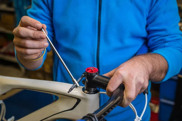 렌치를 사용하여 자전거 줄기를 보강하는 것이다 자전거 스타를 작업장에서 자전거 — 스톡 사진