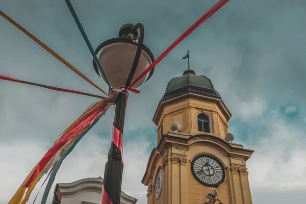 Město Rijeka Chorvatská Věž Slavnostním Duchu Lucerna Stojící Vedle Kostela — Stock fotografie