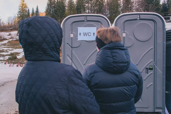 Wachten Een Lange Rij Wachtrij Een Draagbaar Toilet Portapotty Bij — Stockfoto