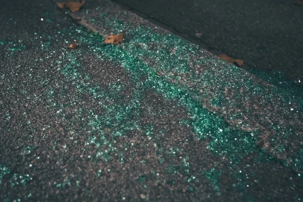 Шматочки Розбитого Зеленого Тонованого Автомобільного Скла Залишок Від Грабежу Залишки — стокове фото