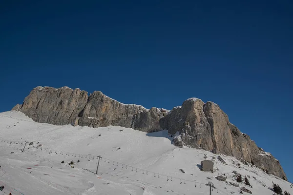 在寒冷的冬日 瑞士莱辛山脉顶部的岩层形成了 — 图库照片