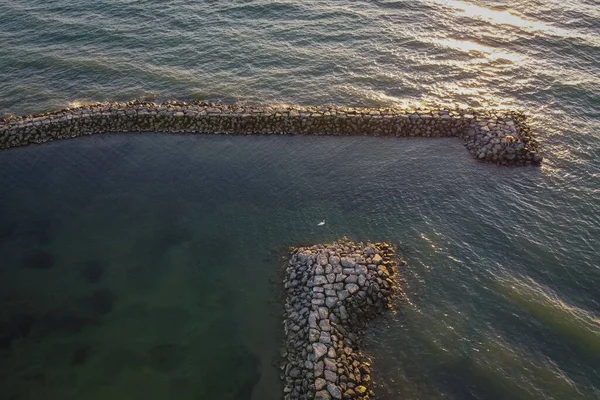 Gezeitensperre Einen Kleinen Yachthafen Wellenbrecher Aus Steinen Einen Sicheren Hafen — Stockfoto
