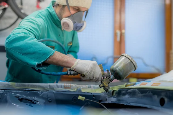Homem Macacão Verde Preparando Uma Baía Motor Carro Para Revestimento — Fotografia de Stock