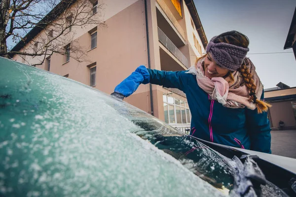 Γυναίκα Καθαρίζει Ένα Παγωμένο Παράθυρο Ένα Αυτοκίνητο Ξύστρα Πάγου Σχεδιασμένο — Φωτογραφία Αρχείου