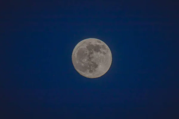 Lua Cheia Num Céu Azul Escuro Lua Brilhante Brilhante Céu — Fotografia de Stock
