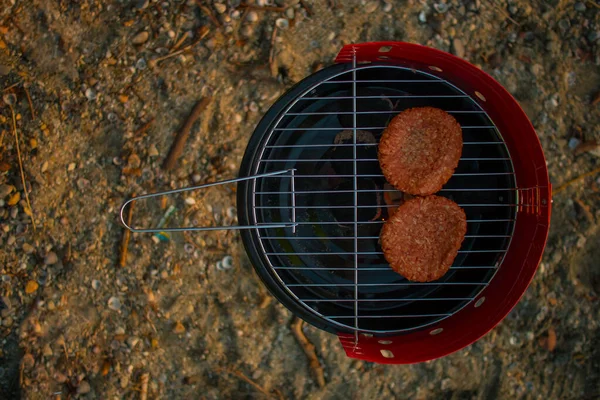 Burger Grillen Auf Einem Kleinen Tragbaren Holzkohlegrill Ufer Des Lac — Stockfoto