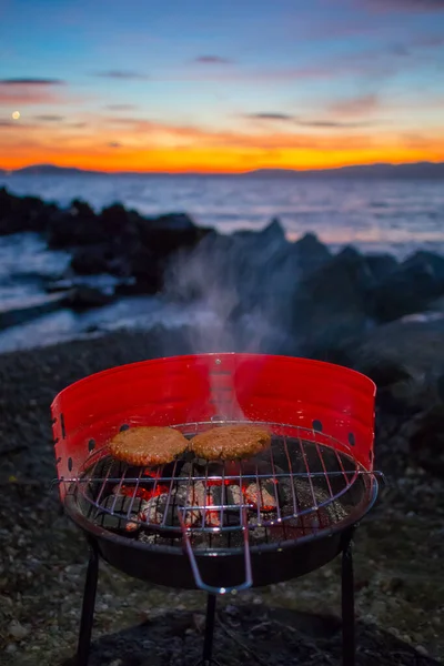 Grillowanie Hamburgerów Małym Metalowym Przenośnym Grillu Węglowym Wybrzeżu Lac Leman — Zdjęcie stockowe