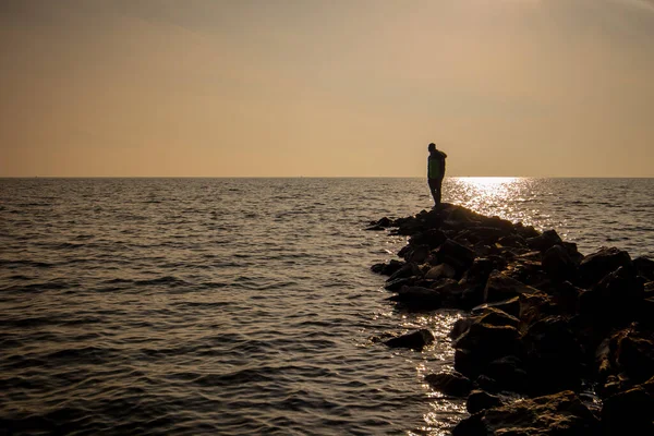 Silhouette Uomo Sconosciuto Piedi Sulla Fine Molo Pietra Piccolo Rifugio — Foto Stock