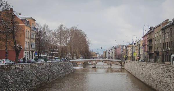 Fluss Durch Das Zentrum Von Sarajevo Bosnien Einem Kalten Bewölkten — Stockfoto