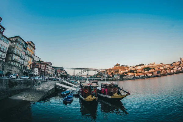 Vista Agua Del Puente Oporto Una Tarde Con Barcos Primer —  Fotos de Stock