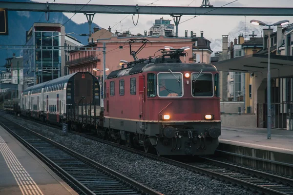 1月の早朝時間にスイスのモントルーの貨物列車通過駅 電車のホームで早朝 — ストック写真