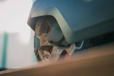 Kirli robot çim biçme makinesi, motorlu otonom çim biçme makinesi bir yıl çamurda ve çimlerde kullanıldıktan sonra servis ediliyor. Robot çim biçme makinesinin düzenli bakımı