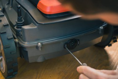 Robot çim biçme makinesi için filtre ya da neopren solunum cihazını değiştiriyorum. Modern otonom çim biçme makinesi için su geçirmez mühür değiştiriliyor..