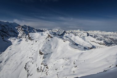 Güneşli bir günde Schilthorn, İsviçre 'nin tepesinden Murren' in tepesine kadar uzanan güzel bir alp manzarası. İsviçre 'deki muhteşem manzara.