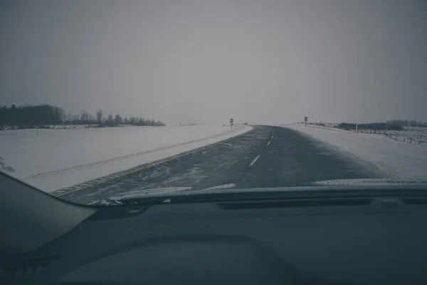 Οδηγώντας Ένα Αυτοκίνητο Μέσα Από Άδειο Δρόμο Λίγο Χιόνι Και — Φωτογραφία Αρχείου