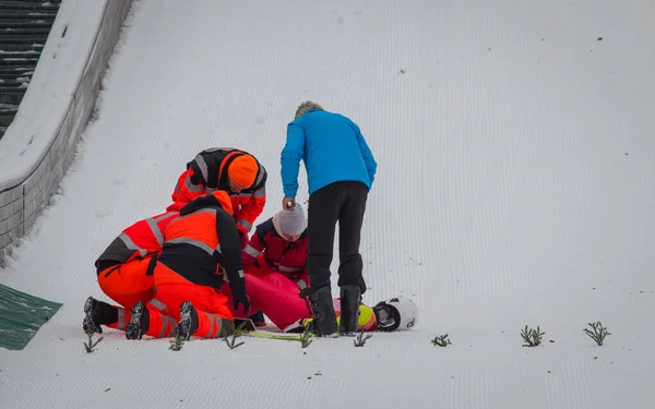 Paramédicos Equipes Resgate Ajudando Jumper Esqui Ferido Parte Inferior Salto — Fotografia de Stock